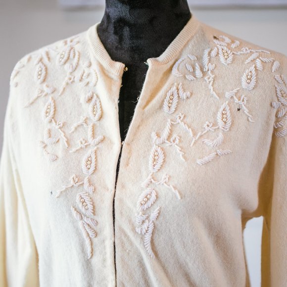 Vintage pastel yellow sweater cardigan, beaded Lamb's wool Size Small - Picture 2 of 10